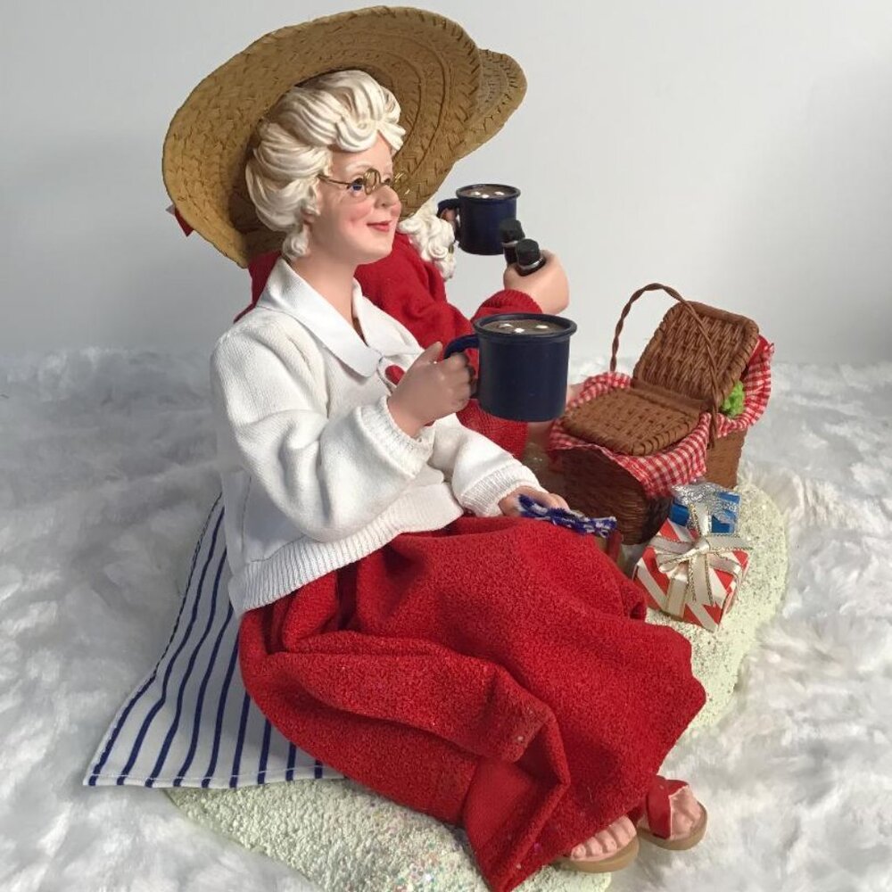 Clothtique Possible Dreams 'Life is a Picnic' 2023 Santa Figure 6012189 - NEW - Picture 11 of 11